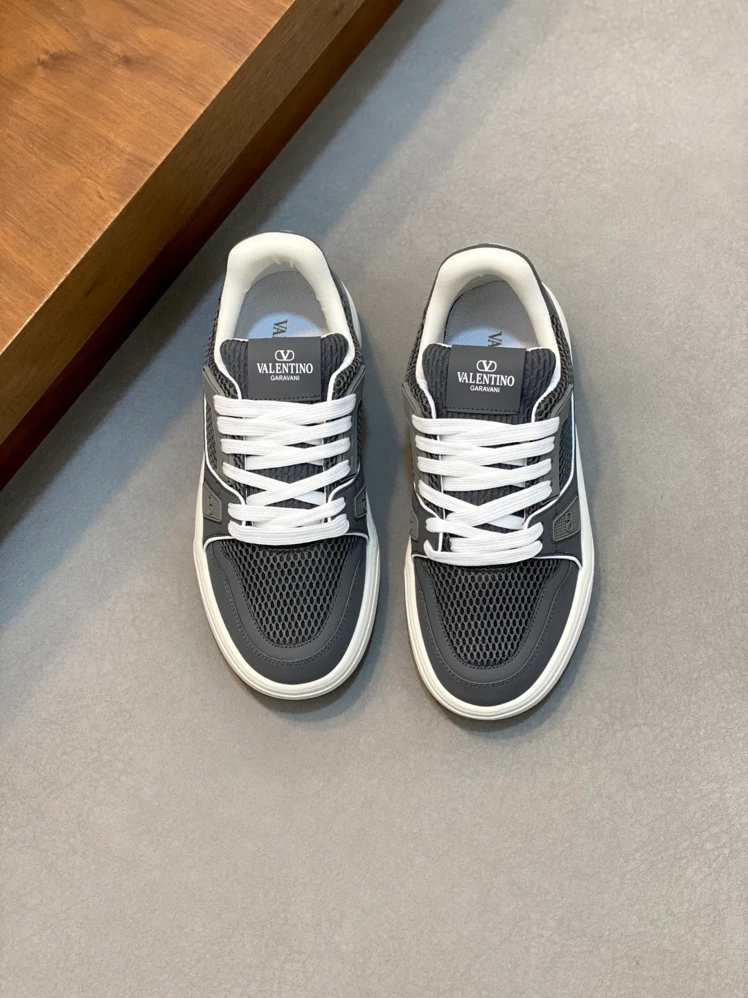 Men's shoes 💰660 Valentino/VALENTINO JOIE DE JOUER couple's low-top sneakers. This sneaker is made of splicing and is decorated with rubber VLOGO SIGNATURE details on the front. The upper is punched and the tongue is decorated with VLOGO SIGNATURE. Logo, with two-color rubber outsole, suede leather fabric lining, logo cowhide insole, fashionable and elegant style, comfortable and breathable for the upper foot, full of personality, and comes with a complete set of original packaging! Code number: 39-44 (38, 45 customized)